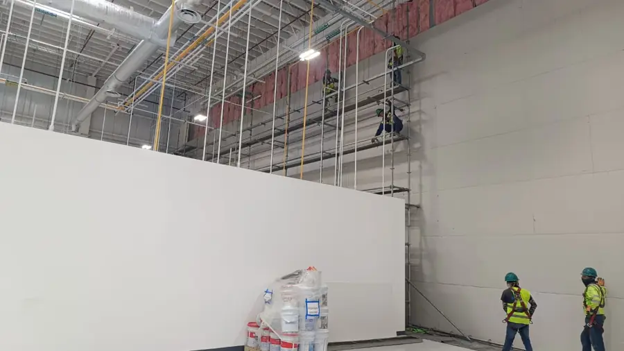 Muros terminados dentro de una nave industrial