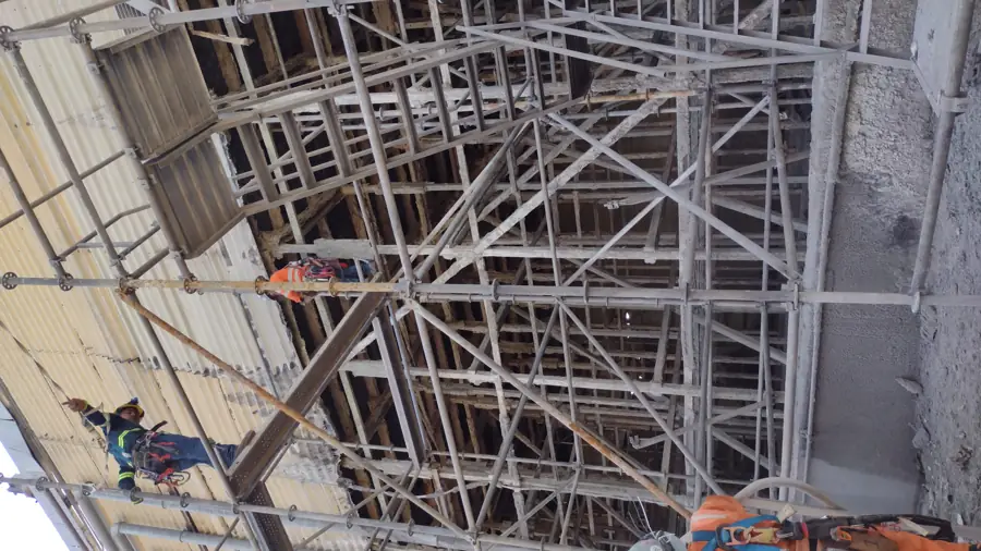 Andamio armado en el interior de una estructura industrial