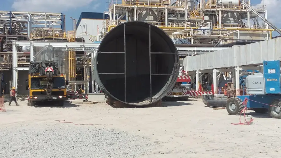 Estructura metálica en planta industrial