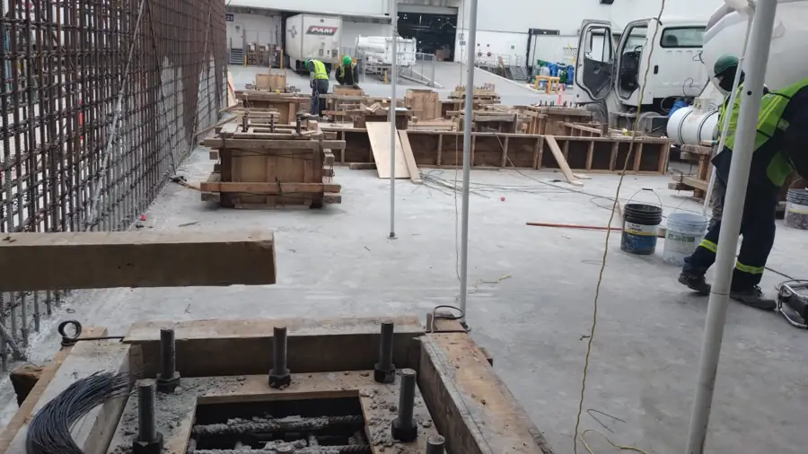 Cuadrilla en obra civil con armado de acero