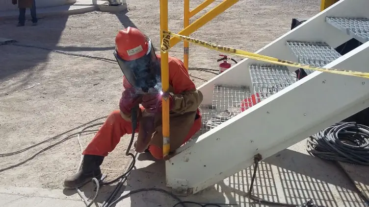 Soldadura en escalera metálica
