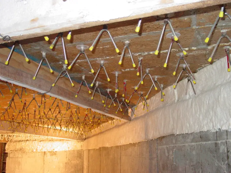 Techo de túnel con anclas para refractario